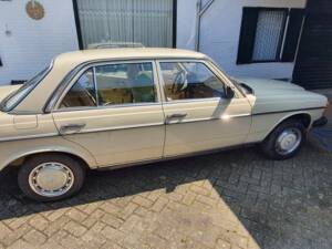 Image 1/12 of Mercedes-Benz 200 (1982)