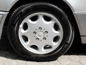 Image 44/69 of Mercedes-Benz E 320 (1994)
