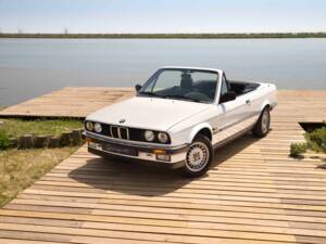 Image 8/70 of BMW 320i (1990)