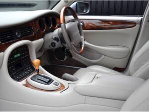 Immagine 4/36 di Jaguar XJ 8 Sovereign (2000)