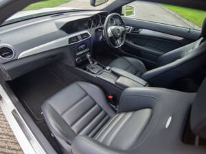 Image 12/25 of Mercedes-Benz C 63 AMG (2012)