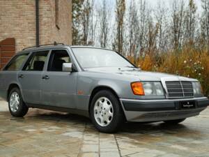 Image 2/50 of Mercedes-Benz 200 TE (1992)