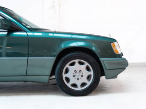 Image 17/27 of Mercedes-Benz E 320 (1994)