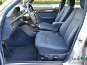 Image 10/39 of Mercedes-Benz 200 D (1993)