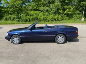 Image 3/31 of Mercedes-Benz E 220 (1994)
