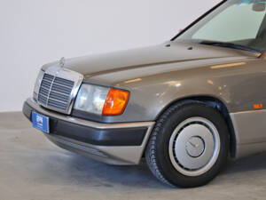 Image 7/25 of Mercedes-Benz 200 E (1992)