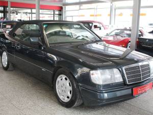Image 2/20 of Mercedes-Benz 300 CE-24 (1996)