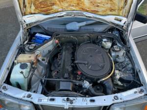 Image 32/89 de Mercedes-Benz 190 E 2.6 (1988)