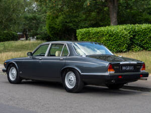 Image 4/23 of Daimler Double Six (1992)