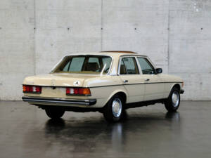 Image 4/24 of Mercedes-Benz 230 E (1982)