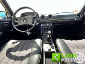 Imagen 4/10 de Mercedes-Benz 200 (1981)