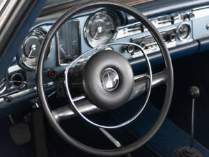 Image 33/48 of Mercedes-Benz 280 SL (1968)