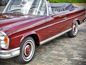 Image 14/71 of Mercedes-Benz 220 SE b (1961)