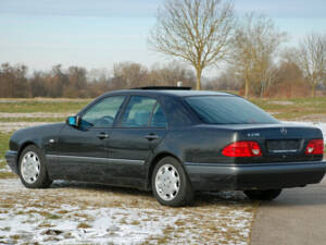 Bild 8/37 von Mercedes-Benz E 230 (1996)