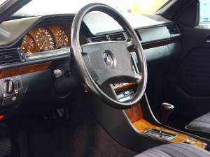 Image 17/23 of Mercedes-Benz 300 CE (1990)