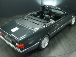 Image 6/30 de Mercedes-Benz 300 CE-24 (1993)