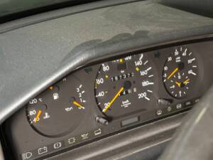 Imagen 67/81 de Mercedes-Benz 250 TD (1992)