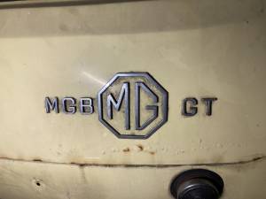 Image 19/33 of MG MGB GT (1970)