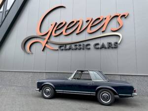 Image 1/36 of Mercedes-Benz 230 SL (1967)