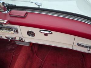 Image 22/26 of Mercedes-Benz 190 SL (1959)