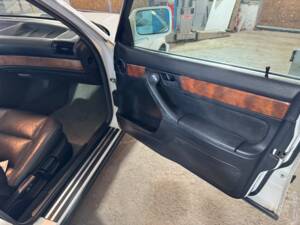 Image 22/37 of BMW 735i (1991)