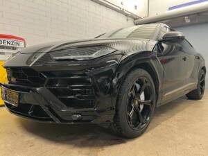 Image 2/18 of Lamborghini Urus (2019)
