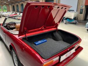 Image 23/28 of Peugeot 504 Convertible (1981)