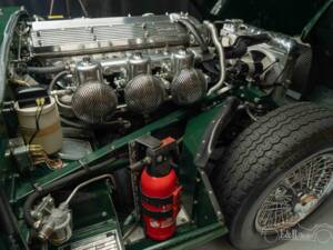 Image 3/19 of Jaguar E-Type (1970)