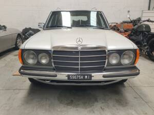 Image 3/22 of Mercedes-Benz 230 T (1979)