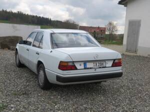 Bild 17/71 von Mercedes-Benz 300 E 4-Matic (1990)