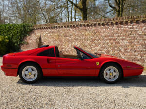 Image 43/50 de Ferrari 328 GTS (1989)