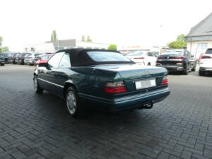 Image 6/26 of Mercedes-Benz E 220 (1996)