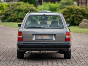 Image 16/66 of Mercedes-Benz 200 TE (1989)