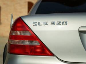 Image 14/50 of Mercedes-Benz SLK 320 (2001)