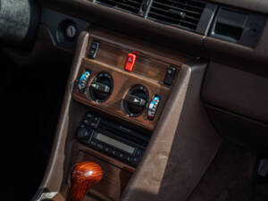Image 33/40 of Mercedes-Benz 300 CE (1987)