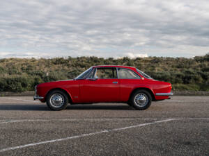 Image 1/13 de Alfa Romeo 1750 GT Veloce (1969)