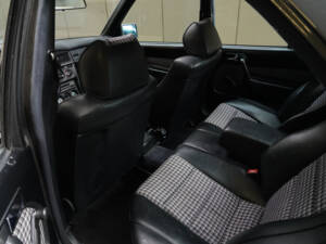 Image 18/83 of Mercedes-Benz 190 E 2.3-16 (1984)