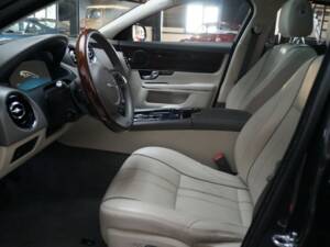 Immagine 6/32 di Jaguar XJ 5.0 (2011)