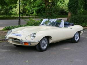 Image 38/50 de Jaguar E-Type (1969)