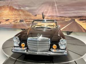 Image 8/38 of Mercedes-Benz 280 SE (1971)