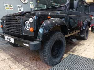 Image 2/20 of Land Rover Defender 110 (1992)