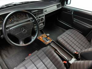 Image 14/78 de Mercedes-Benz 190 E 1.8 (1992)