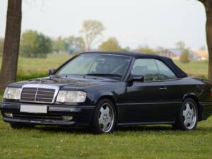 Image 19/22 of Mercedes-Benz 300 CE-24 (1993)
