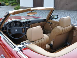 Image 12/52 de Mercedes-Benz 280 SL (1985)