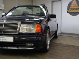 Image 5/33 of Mercedes-Benz 300 CE-24 (1993)