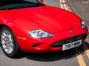 Image 8/33 of Jaguar XK8 4.0 (1999)