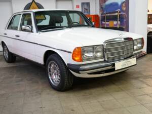 Image 3/40 of Mercedes-Benz 300 D (1984)