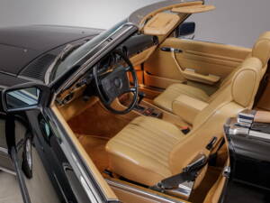 Image 17/36 of Mercedes-Benz 560 SL (1987)