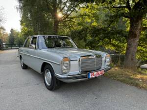 Imagen 1/28 de Mercedes-Benz 200 (1975)