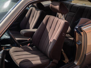 Image 23/40 of Mercedes-Benz 300 CE (1987)